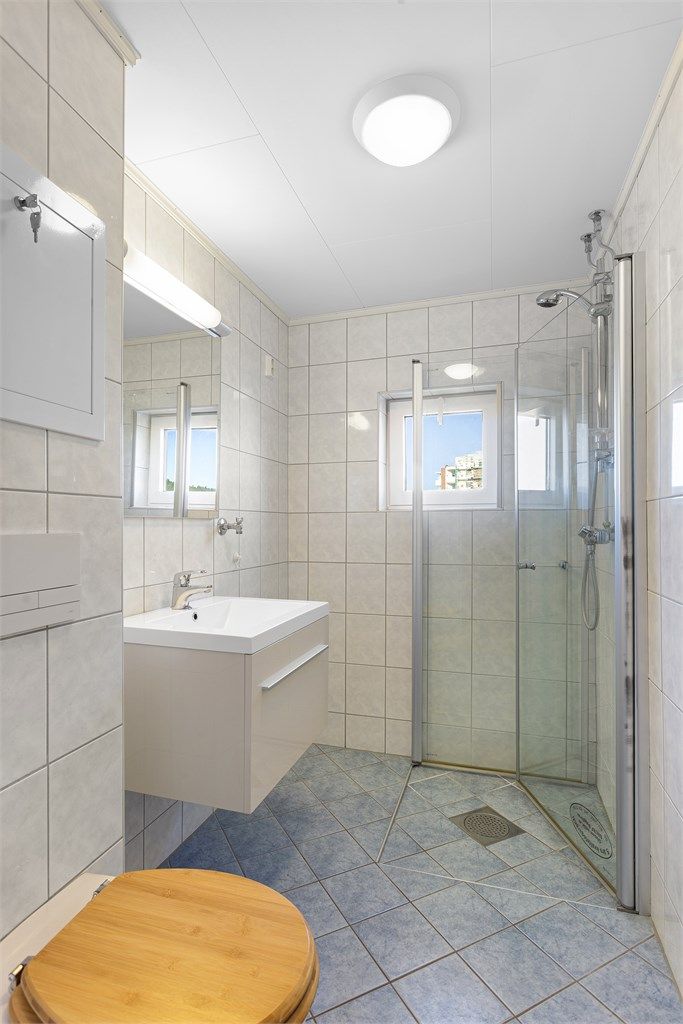 Badet ble oppgradert i 2013 og har flislagt gulv med gulvvarme, vegghengt toalett og opplegg for vaskemaskin.