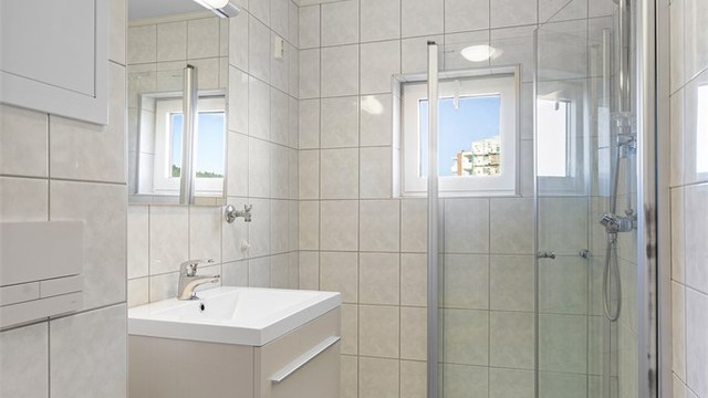 Badet ble oppgradert i 2013 og har flislagt gulv med gulvvarme, vegghengt toalett og opplegg for vaskemaskin.
