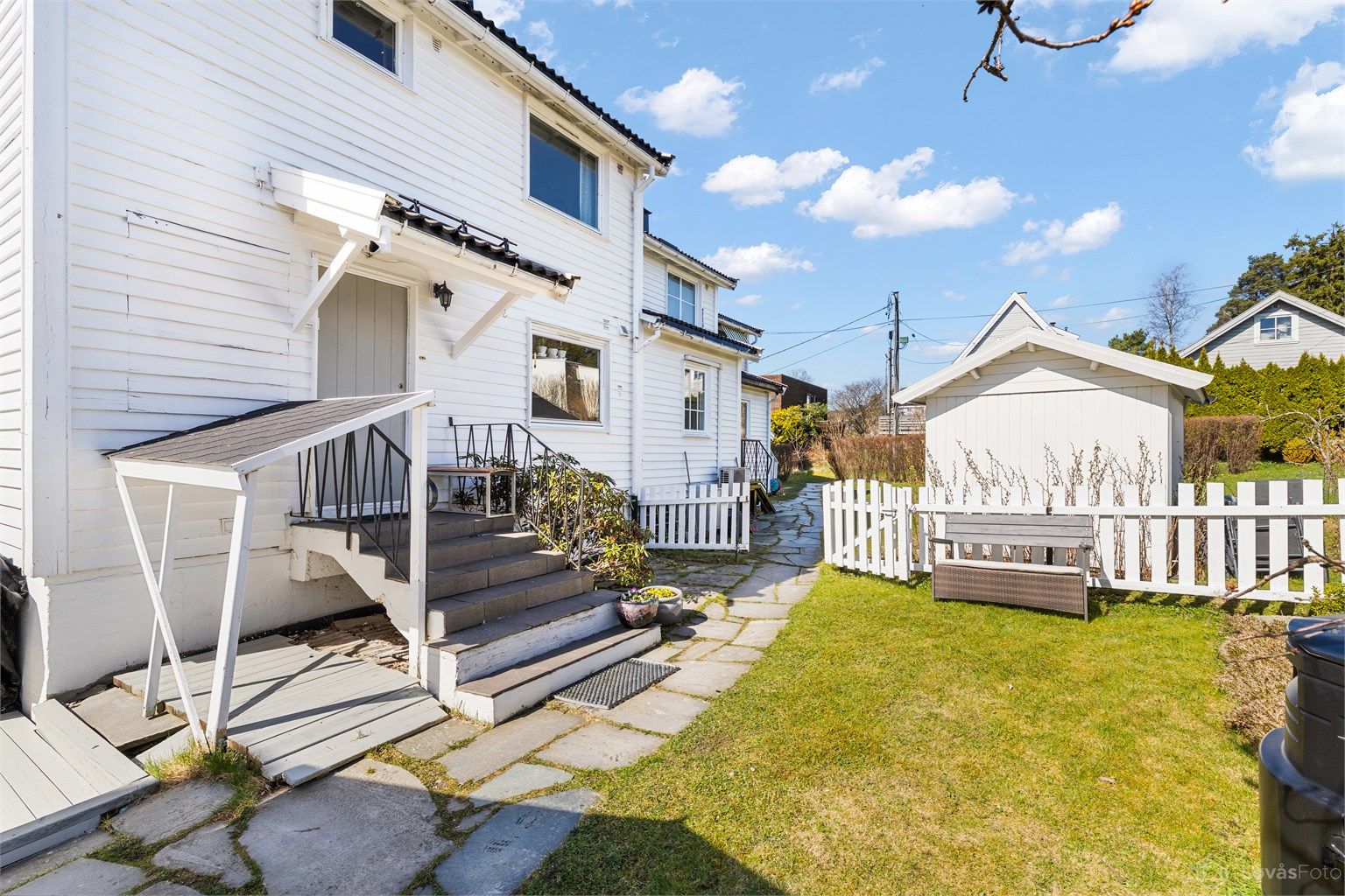 Inngangspartiet har en utvendig trapp i betong og er delvis overbygget.