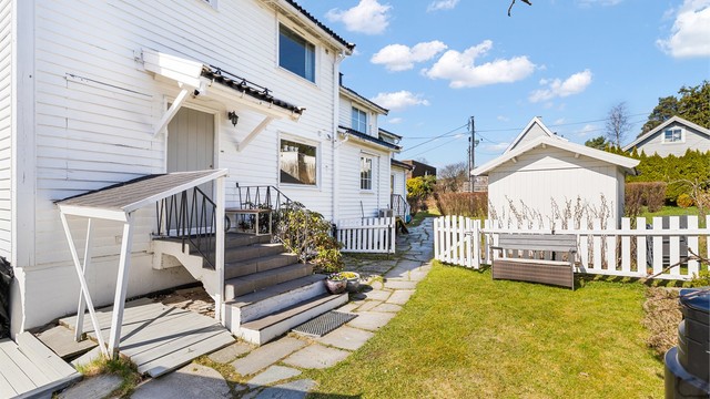 Inngangspartiet har en utvendig trapp i betong og er delvis overbygget.