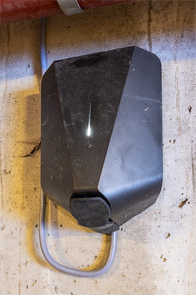 Det er installert elbillader på parkeringsplassen.