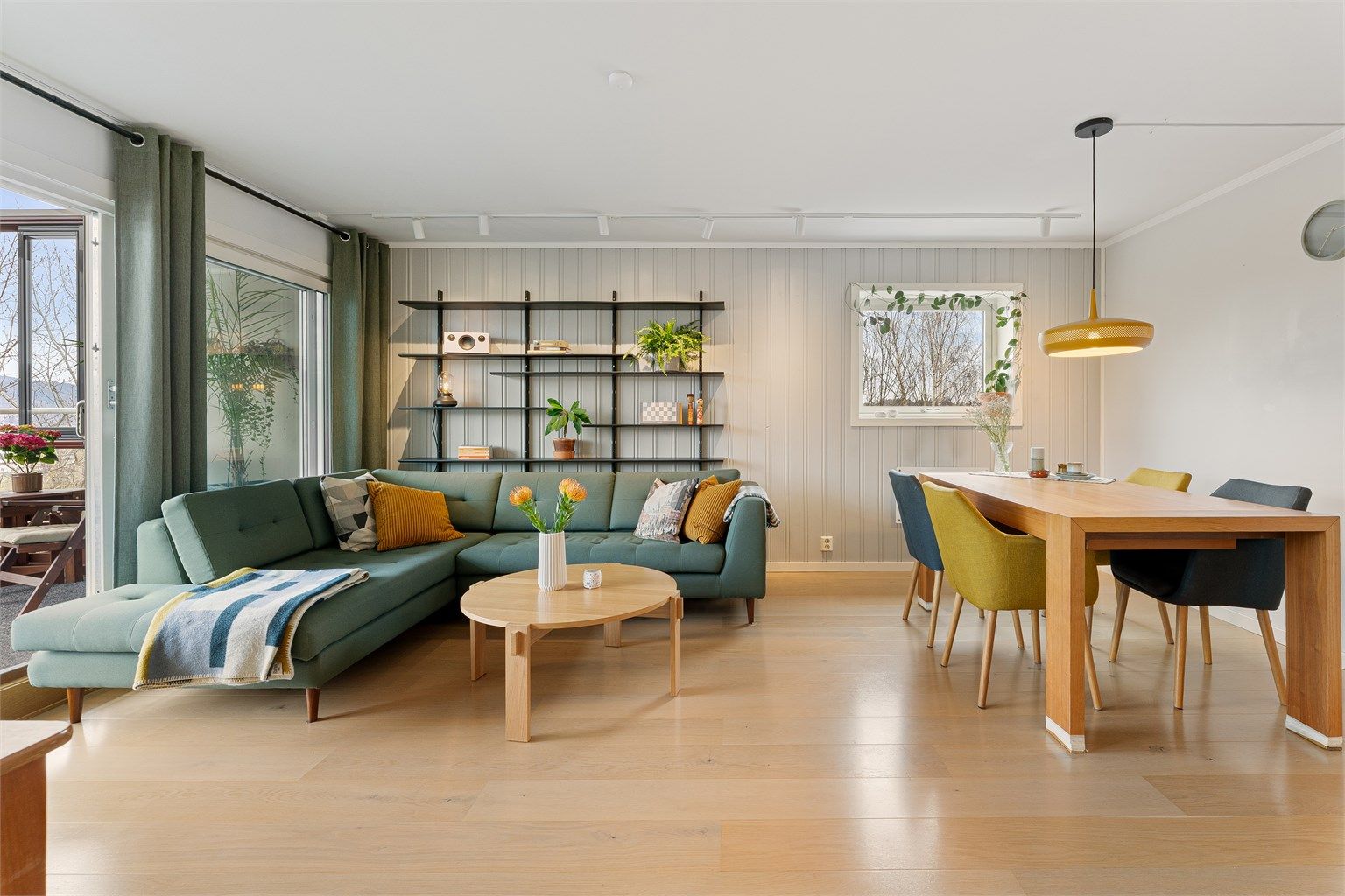 Stuen har en åpen løsning med god plass til både sofagruppe og spisebord.