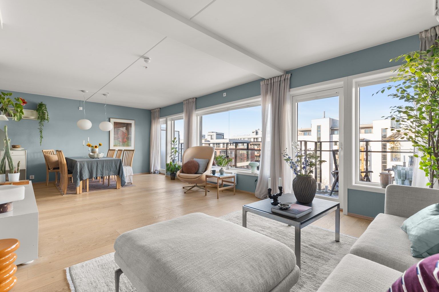 Krogsveen v/Simen Grevskott har gleden av å presentere denne moderne og attraktive 3(4)-roms* toppleiligheten beliggende med to romslige balkonger