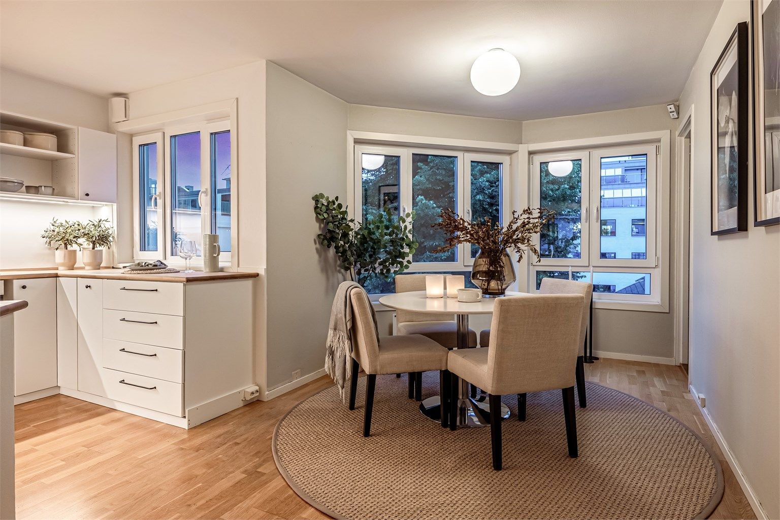 Leiligheten er moderne innredet med lyse og naturlig materialvalg. Her kan man flytte rett inn!