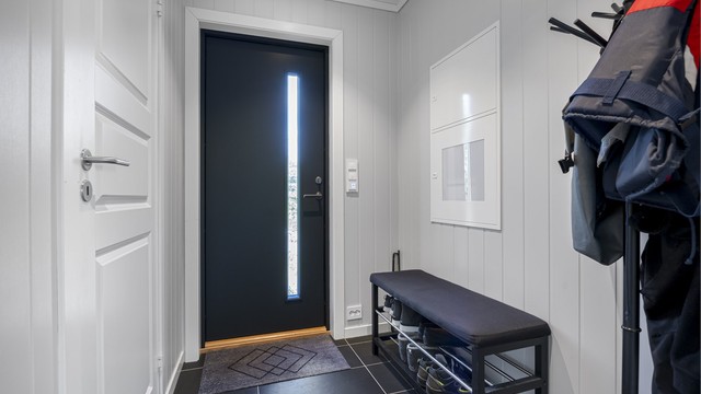 Entré med slitesterke gulvfliser og plass til å henge fra seg yttertøy.