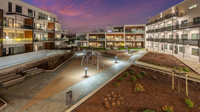 Skibmannsvegen 1E , er en romslig og fin selveierleilighet fra 2022, beliggende sentralt i Tananger. Beliggende i 3. etg, og som topp- og endeleilighet, har man en god beliggenhet med tanke på både utsyn og sol. fellesareal.