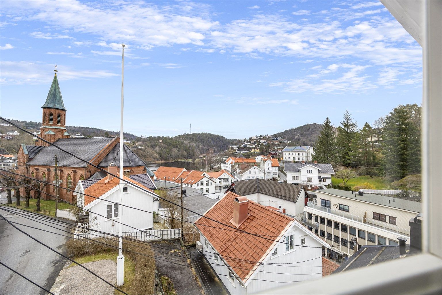 Fantastisk utsikt til kirka og Tjenna, samt ned mot sentrumsgata fra toppetasjen.