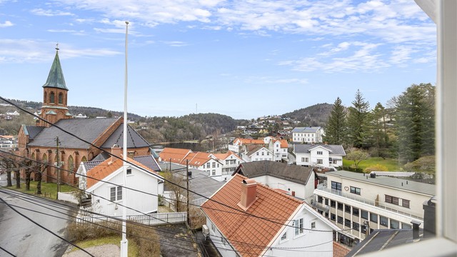 Fantastisk utsikt til kirka og Tjenna, samt ned mot sentrumsgata fra toppetasjen.