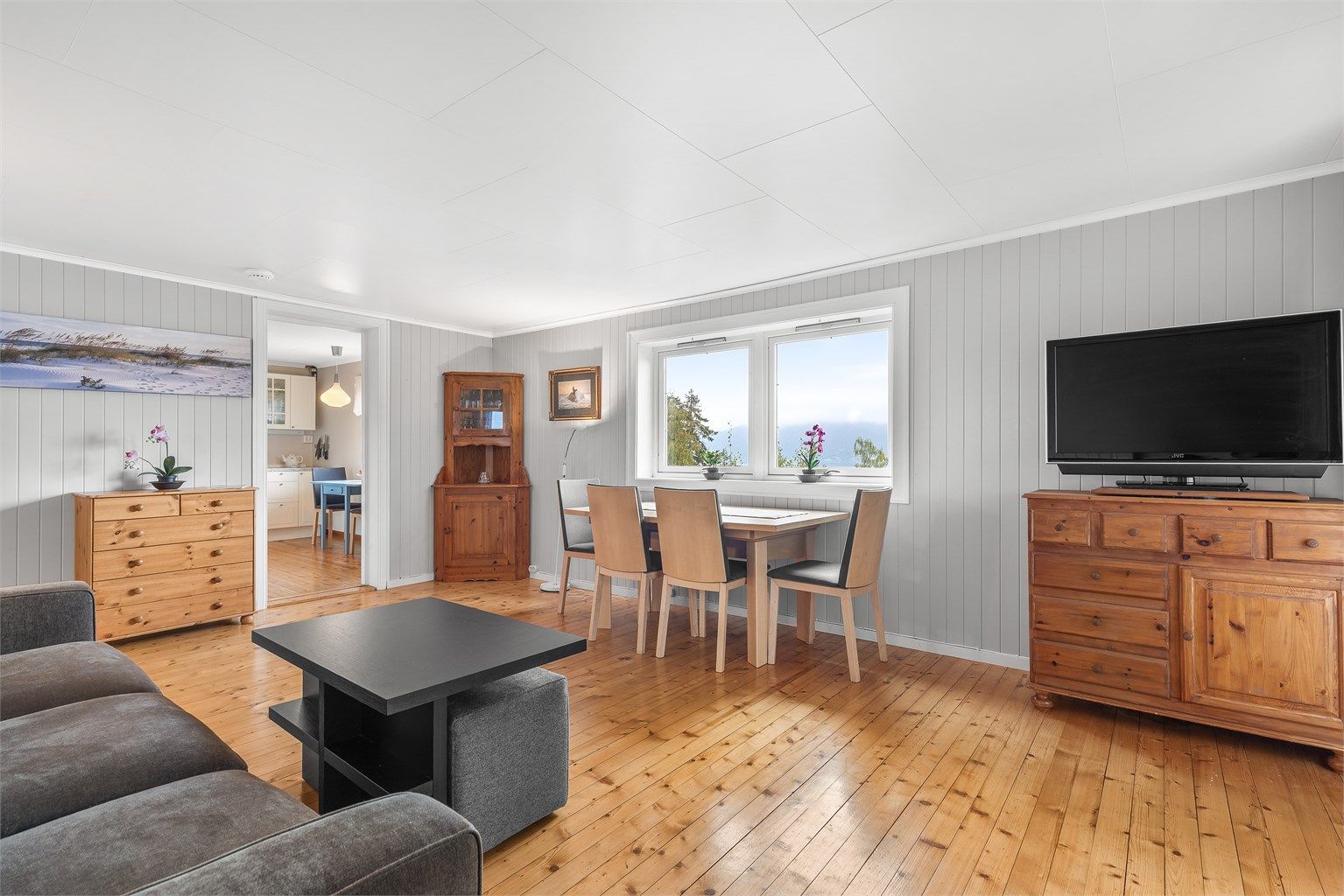 Innbydende sommerhytte med en usjenert beliggenhet. Foto: Trond Reder