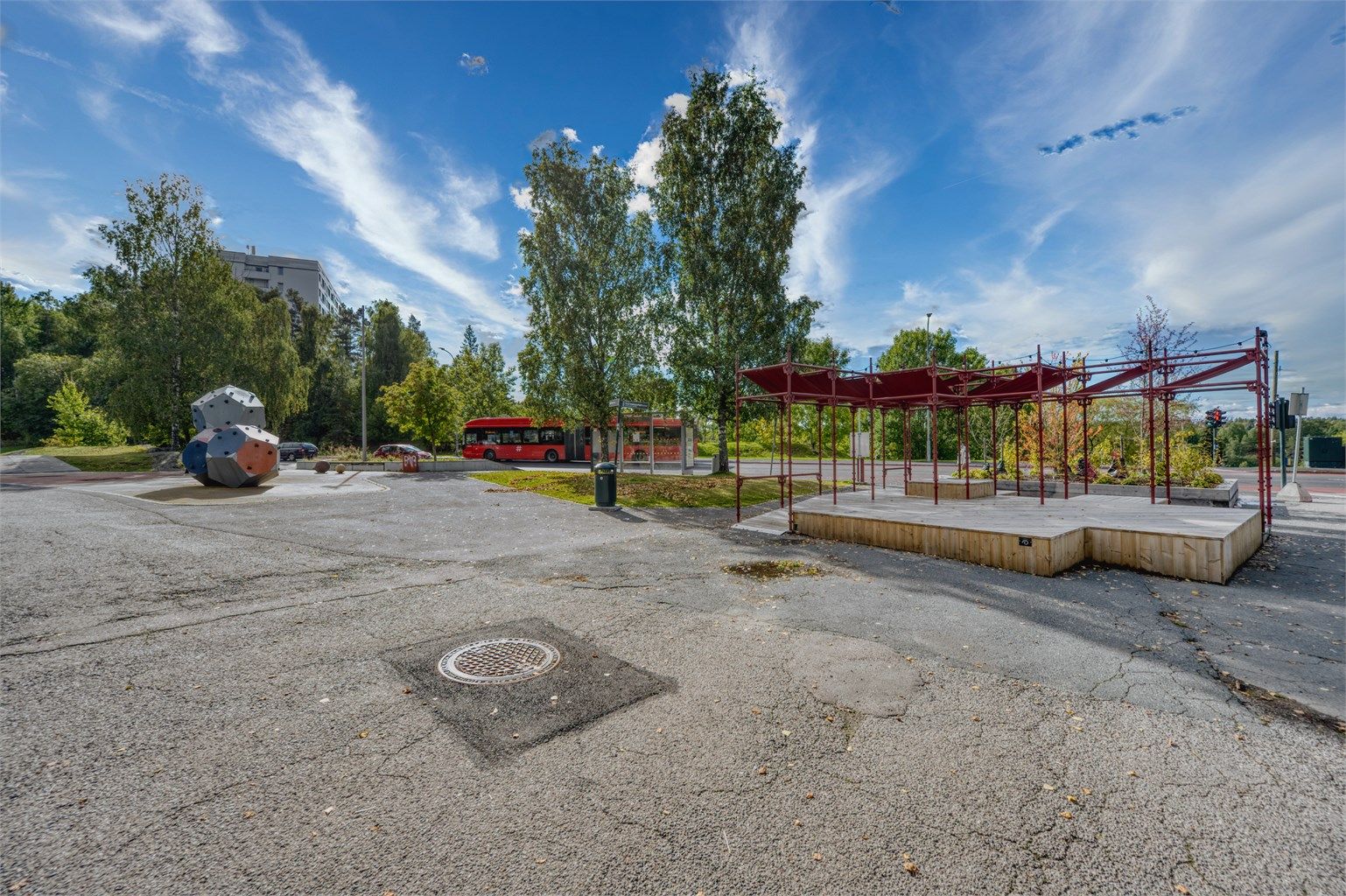 Bogerud torg fungerer som et lokalt møtepunkt med sitteplasser og aktivitetsflater.