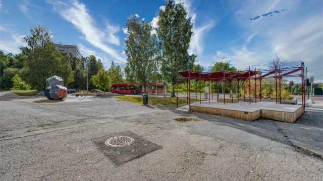 Bogerud torg fungerer som et lokalt møtepunkt med sitteplasser og aktivitetsflater.