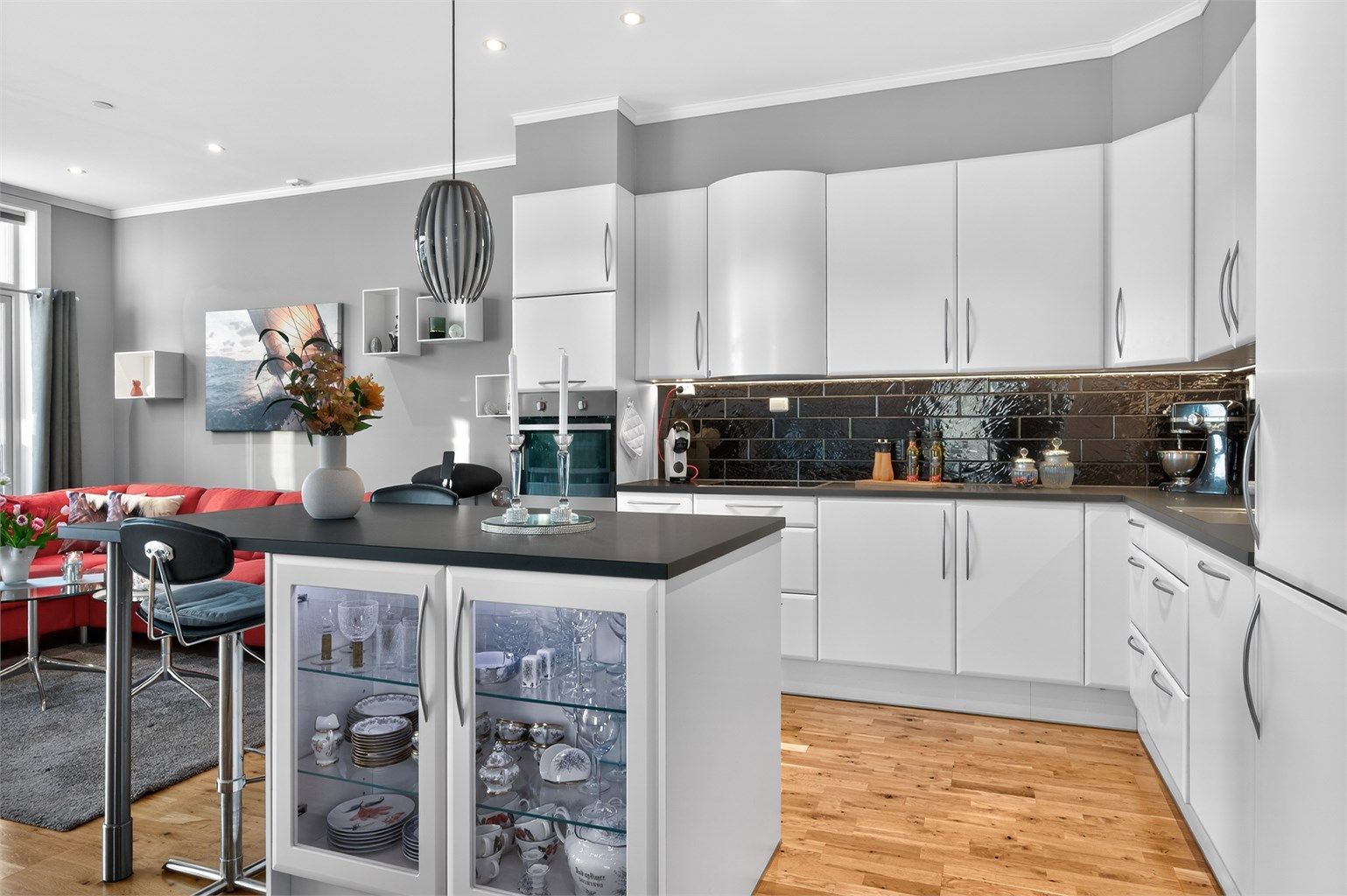 Det er etablert en praktisk kjøkkenøy som gir plass til ekstra boltreplass og lagring. 