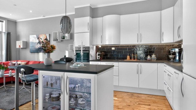 Det er etablert en praktisk kjøkkenøy som gir plass til ekstra boltreplass og lagring.