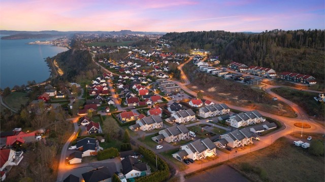 Eiendommen ligger i et rolig og etablert boligområde med kort vei til skole, barnehager, bussholdeplass og flotte turområder.