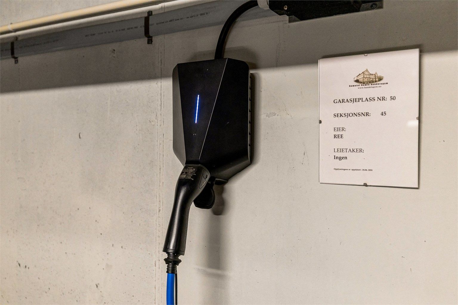 Det medfølger parkeringsplass i garasjekjelleren. Ladeboks fra PlugPay er installert på parkeringsplassen.