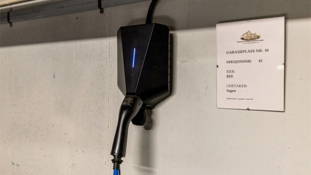 Det medfølger parkeringsplass i garasjekjelleren. Ladeboks fra PlugPay er installert på parkeringsplassen.