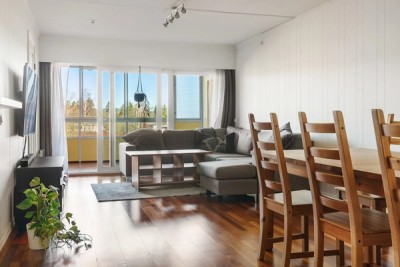 Herlig stue med god plass til stor sofagruppe, stuebord og tv. Fra stuen er det utgang til stor innglasset balkong.