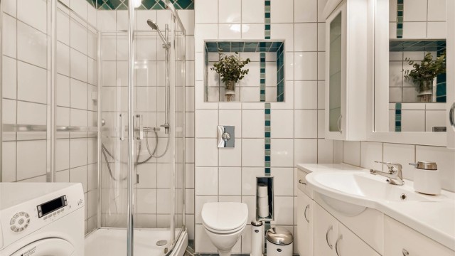 Badet ble oppgradert rundt 2006 og har flislagt gulv med gulvvarme, dusjkabinett, vegghengt toalett og opplegg for vaskemaskin.