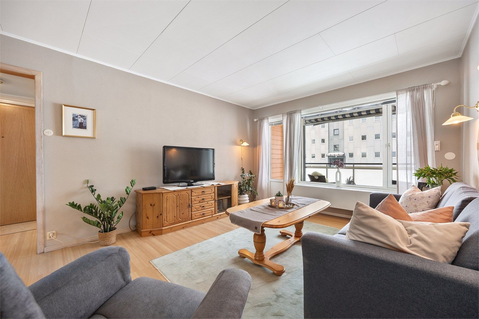 Romslig og åpen stue med god plass til både sofagruppe og TV-løsning. 