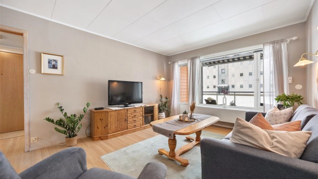 Romslig og åpen stue med god plass til både sofagruppe og TV-løsning.