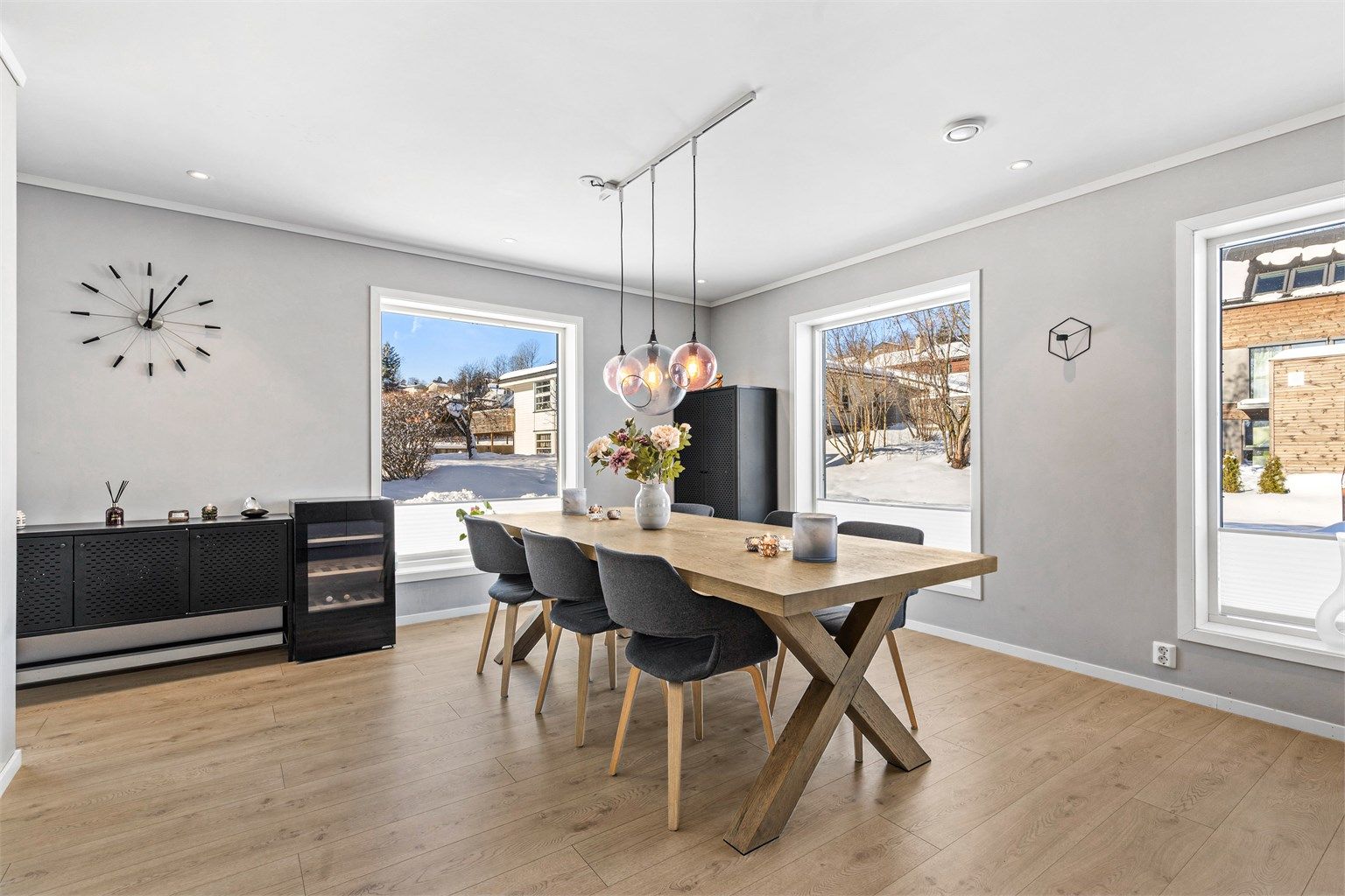 Spisestue med plass til stort spisebord.