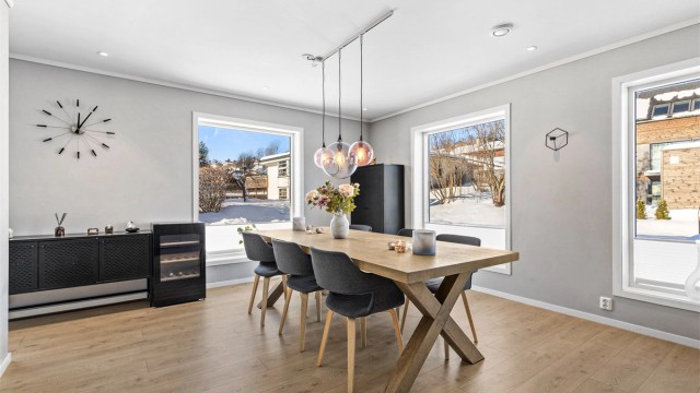 Spisestue med plass til stort spisebord.