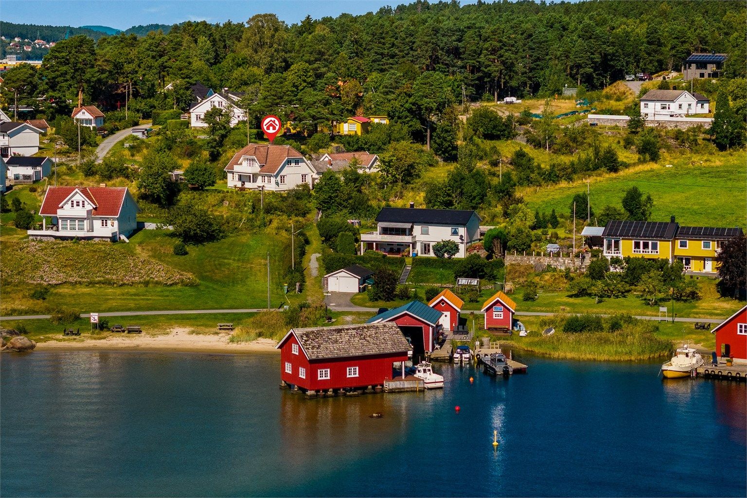 SJØNÆRT OG SJARMERENDE. En enebolig i nostalgisk byggestil med sjøbod, brygge og badestrand.
