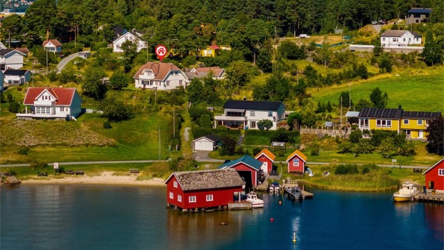 SJØNÆRT OG SJARMERENDE. En enebolig i nostalgisk byggestil med sjøbod, brygge og badestrand.