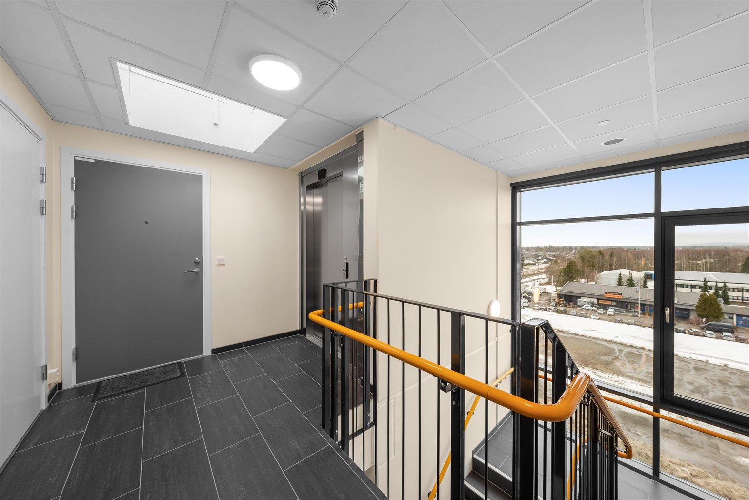 Leiligheten er lett tilgjengelig med heis direkte opp til 7. etasje.