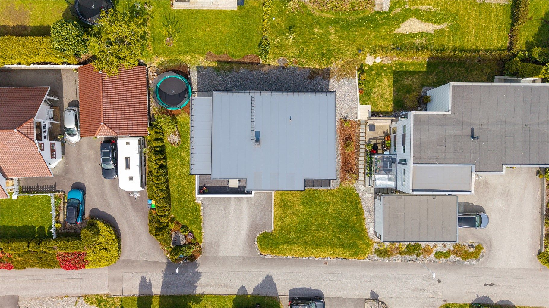 Dronebilde av tomten sett fra fugleperspektiv