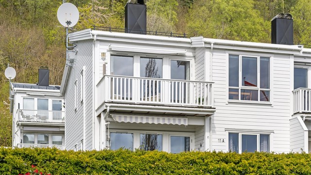 Den sydvendte balkongen er utstyrt med en elektrisk markise.