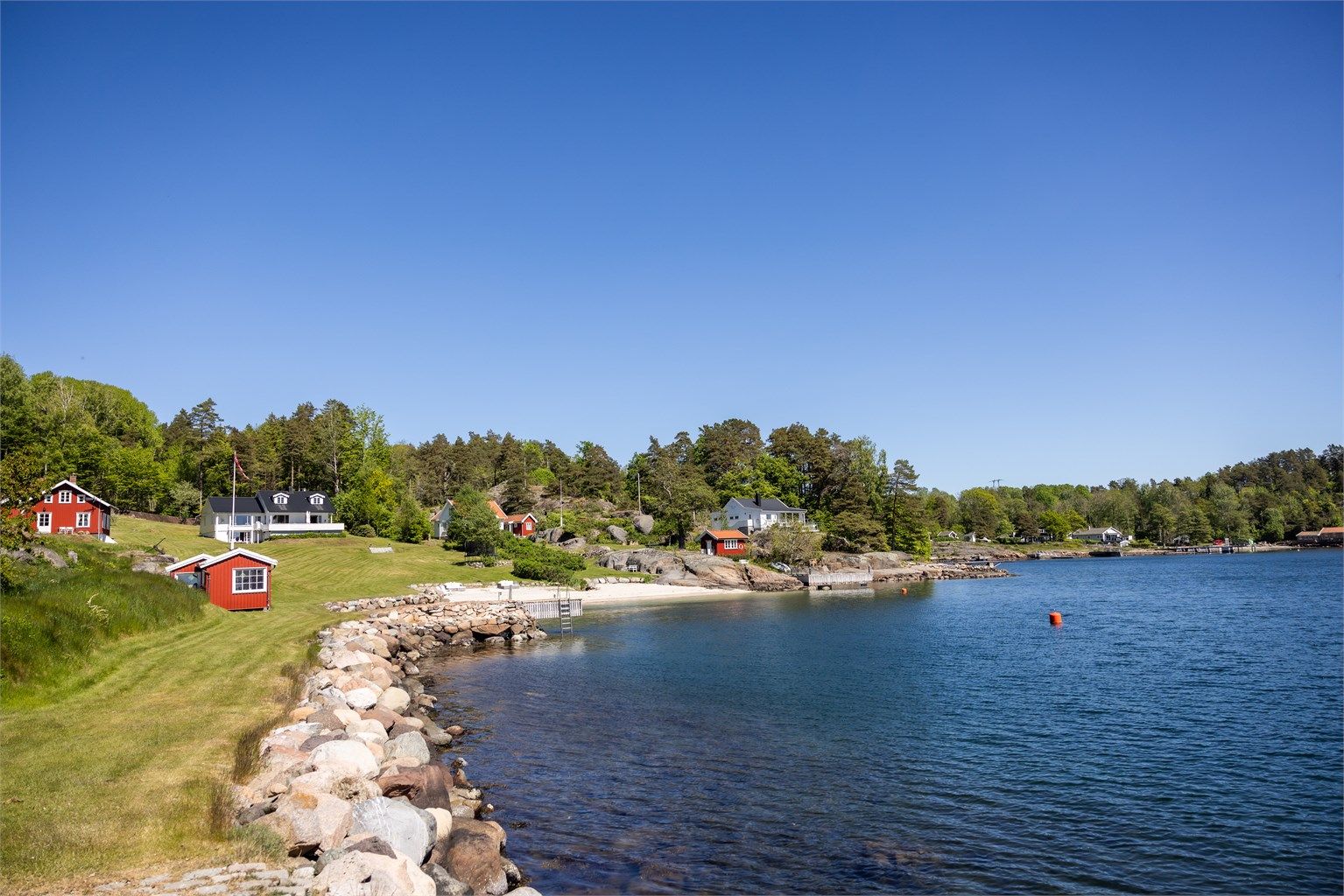  Her kan du boltre deg på en stor parkmessig gressplen, bade og nyte strandlivet fra en egen herlig sandstrand, legge båten trygt inntil egen brygge eller hva med en rusletur langs strandkanten og videre ut på steinbrygga hvor de siste solstråler kan nyte