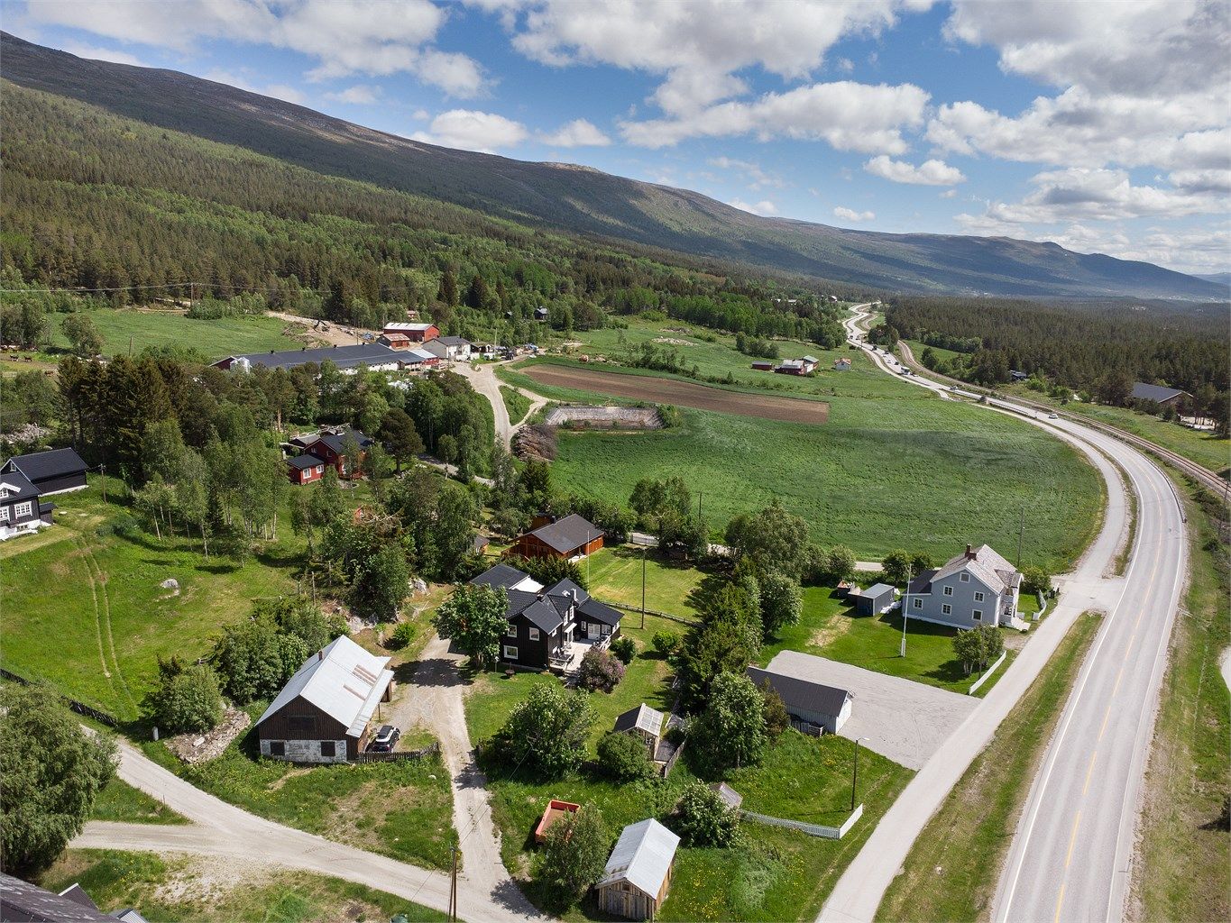 Kort vei til E136 som gir enkel adkomst.