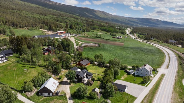 Kort vei til E136 som gir enkel adkomst.