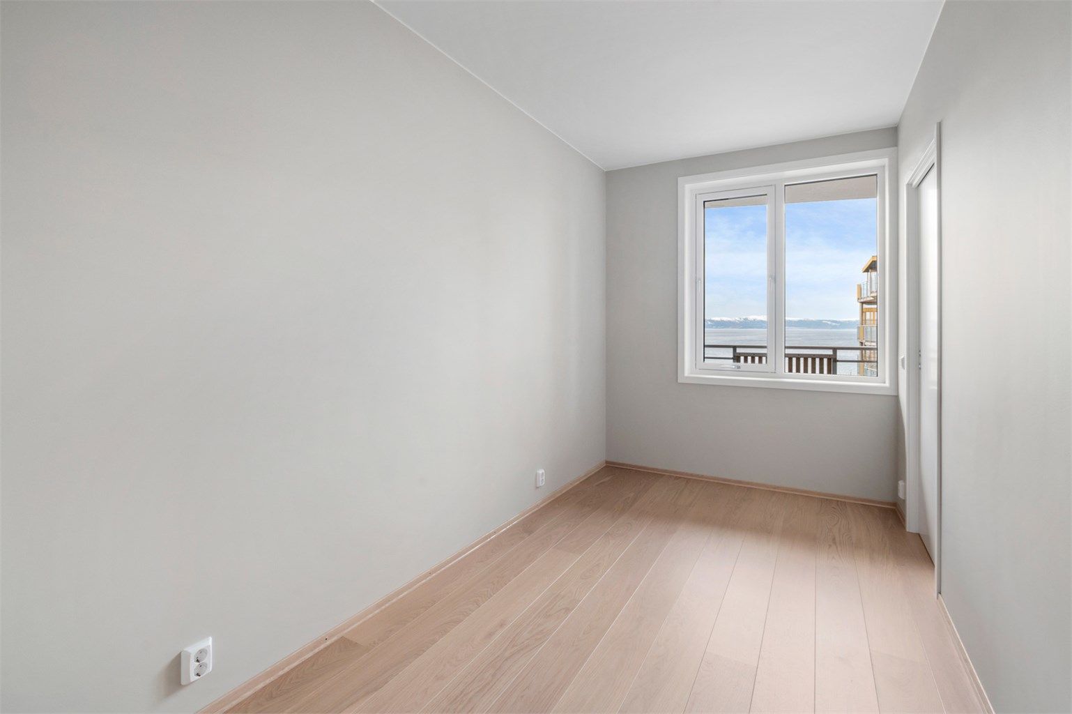 Hovedsoverommet er på 9,5 kvm og har god plass til dobbeltseng av ønsket størrelse med tilhørende nattbord, samt garderobeløsninger. 