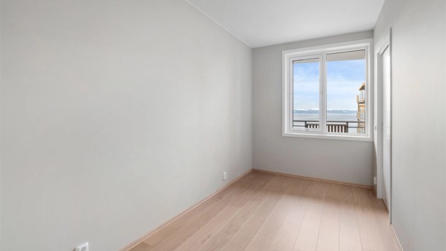 Hovedsoverommet er på 9,5 kvm og har god plass til dobbeltseng av ønsket størrelse med tilhørende nattbord, samt garderobeløsninger.