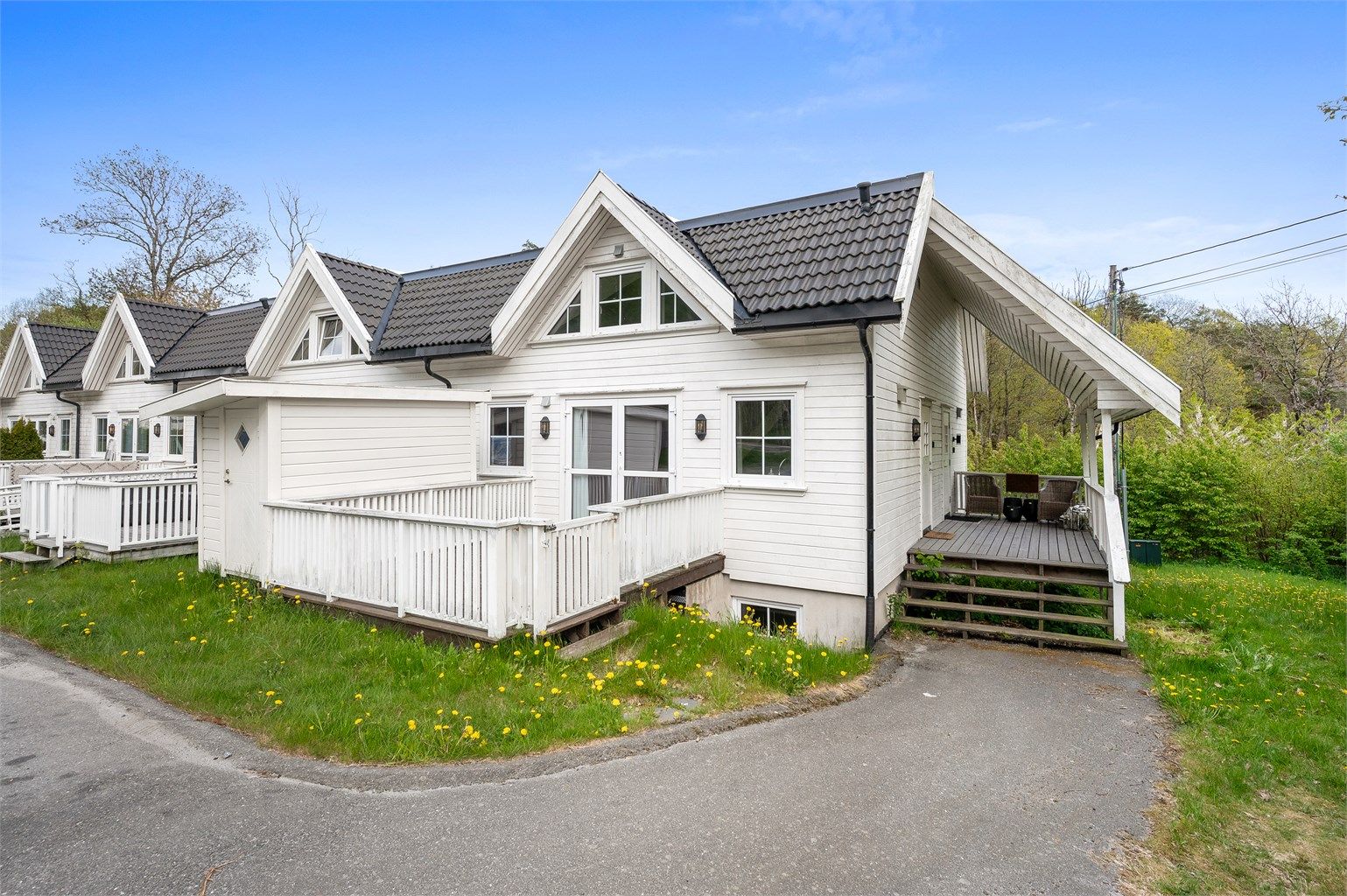 Leiligheten går over 3 etasjer og har solrik terrasse på fremsiden