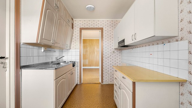 Kjøkkenet ligger naturlig tilbaketrukket fra stuen og måler 8 kvm. Kjøkkenet er utstyrt med profilerte fronter og benkeplate av laminat og rustfritt stål