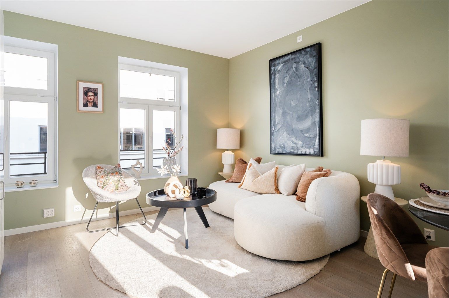 Det er store vindusflater som slipper inn rikelig med lys og som bidrar til å skape en luftig følelse i leiligheten.