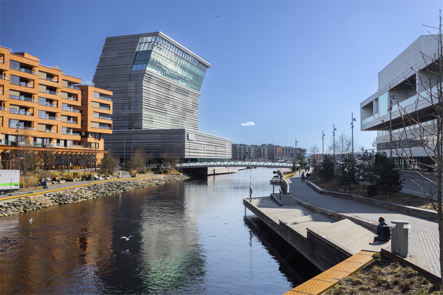 Oslobukta og sjøfronten ligger også innen kort rekkevidde, med moderne arkitektur, hyggelige promenader og muligheter for å nyte Oslo fra en annen side.