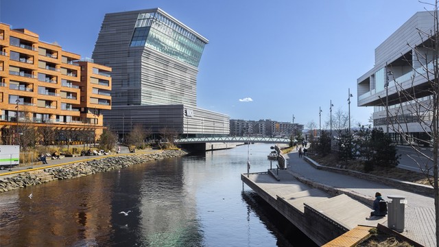 Oslobukta og sjøfronten ligger også innen kort rekkevidde, med moderne arkitektur, hyggelige promenader og muligheter for å nyte Oslo fra en annen side.
