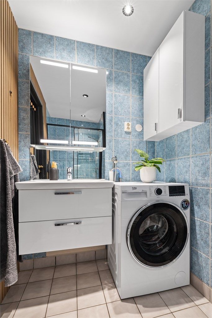 Badet ligger sentralt i leiligheten og er praktisk med nye møbler og skap, flott spilevegg som gir fin kontrakst i rommet