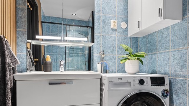 Badet ligger sentralt i leiligheten og er praktisk med nye møbler og skap, flott spilevegg som gir fin kontrakst i rommet