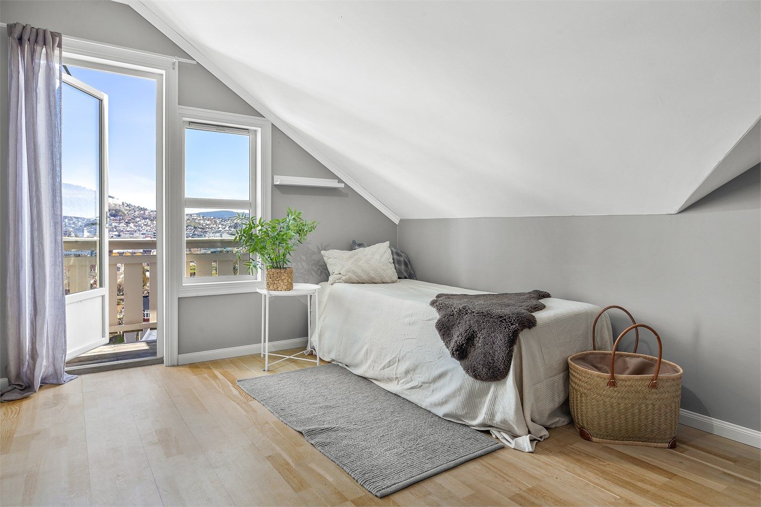 Fra kontoret/soverommet på loftet er det utgang til en balkong på 2 m².