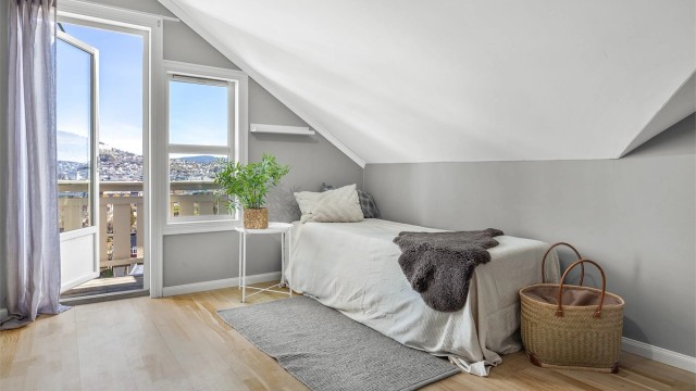 Fra kontoret/soverommet på loftet er det utgang til en balkong på 2 m².