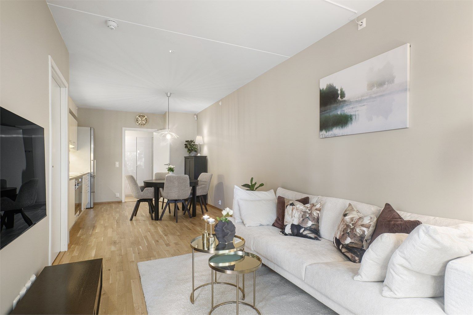 Stua med åpen kjøkkenløsning. 