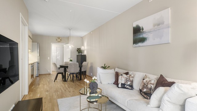 Stua med åpen kjøkkenløsning.