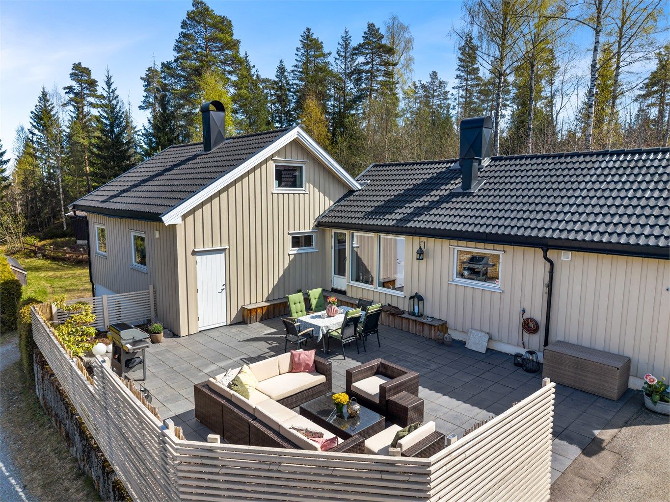 Eiendommen har en landlig beliggenhet med skiløyper og turstier rett ved eiendommen, og bussholdeplass kun 260 meter unna.