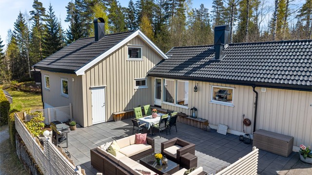 Eiendommen har en landlig beliggenhet med skiløyper og turstier rett ved eiendommen, og bussholdeplass kun 260 meter unna.