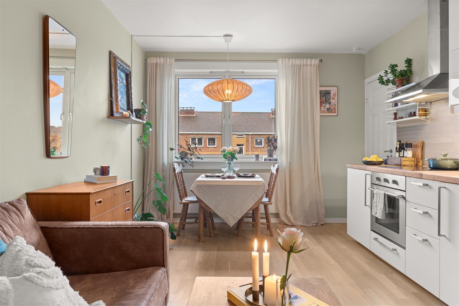 Det er rikelig med lysinnslipp som skaper en åpen og luftig romfølelse.